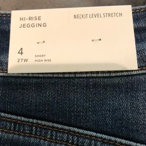 Hi-Rise Ripped Jegging